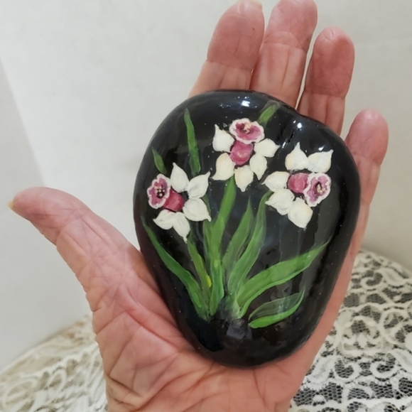 Hand painted white Daffodils on black stone - Picture 5 of 7